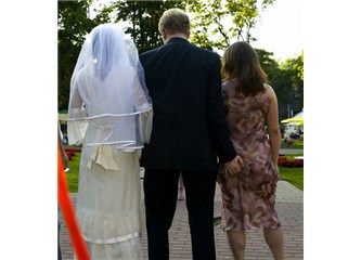 Evli kadın ya da erkek eşinin çapkınlık yapmasına göz yumuyorsa kendi de yapıyordur