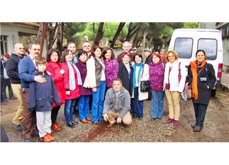 Ortaklar, Adabelen. O gün, ışıklar yağdı üstüne...
