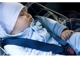 Bebeğiniz otomobilde uyuyorsa dikkat!