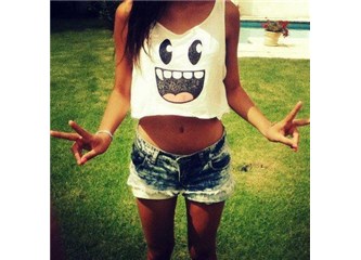 Hem göbeği açıkta, hem yüzü gülmez!