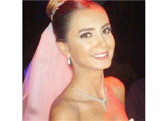 "İzmir'in "Grace Kelly' si, yılın düğününde, Swiss Otelde, Bahattin Tatış ile evlendi.