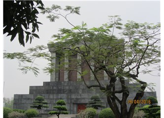 Işığa kavuşturana…  Ho Chi Minh’e…