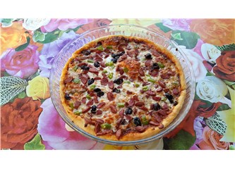 Domates soslu, sucuklu, sosisli pizza