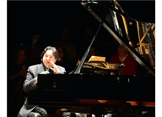 İzmir'deki Fazıl SAY'ın konserinde, eli palalı adamın ne işi var?