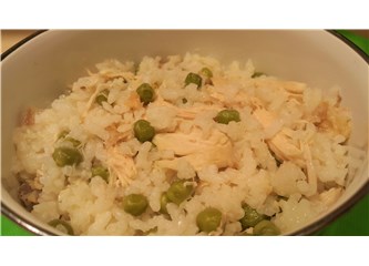 Tavuklu, bezelyeli pirinç pilavı