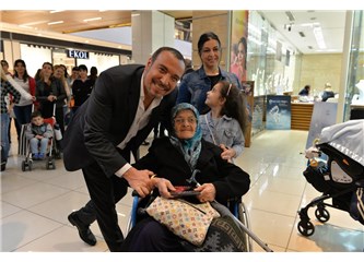 Cenk Eren Dünya Kadınlar Günü'nde hayranlarıyla buluştu.