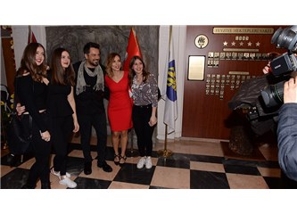 Emre Altuğ çocuklar için sahneye çıktı.
