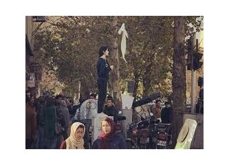Eşarbını Ağaca Bağlayıp Nutuk Çeken İranlı Kadın