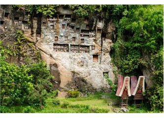 Altıncı Gün “Abla” Grubu Toraja'da Gezerken, Kaya Mezarlarında Yukarıdan Bir Yılan Düşer!
