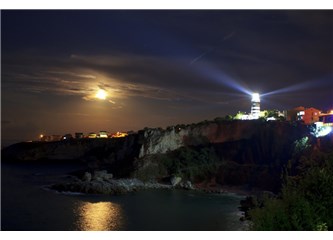 Deniz Feneri ve Ay Işığı
