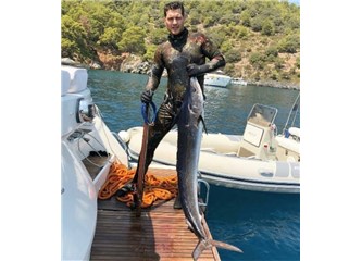 Çağatay Ulusoy Neredeyse Boyu Kadar Bir Balıkla Sevenlerinin Bayramını Kutladı!